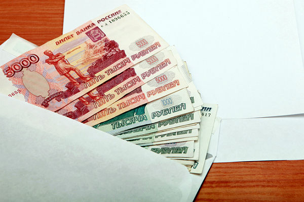 В какую валюту лучше вложить рубли и стоит ли это делать